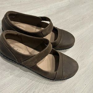 CLARKS NWOT Brown Suede 'Ultimate Comfort' Mary Jane Flats